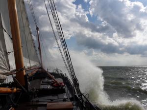 Zeilschip met buiswater